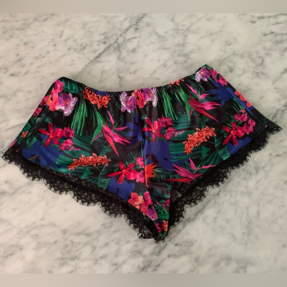 Victoria Secret floral + lace short robe + shorts in beautiful design and colour - Picture 12 of 12